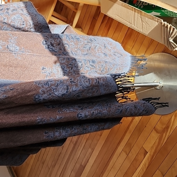 Soft by the avenue women's ruana one size - Picture 2 of 10